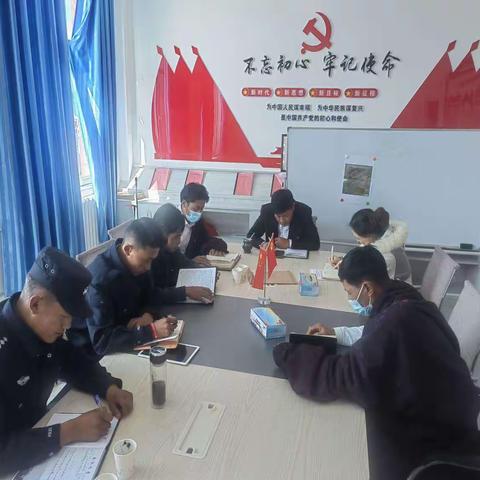 喜迎二十大，曲麻莱县约改镇易地搬迁安置区党支部及驻村工作队组织全体党员学习讨论