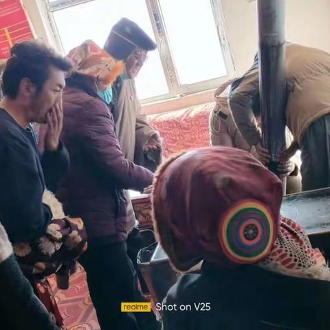 党员先锋进家庭 服务群众心贴心