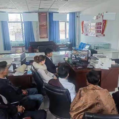 曲麻莱县约改镇易地搬迁安置区党支部及驻村工作队组织全体党员干部观看党的“二十大”盛况