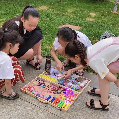 我是池阳小学五年级3⃣️班学生 王晨歌，我正在参加池阳小学暑假“微镜头” 实践活动，这是我在体验 地摊经济