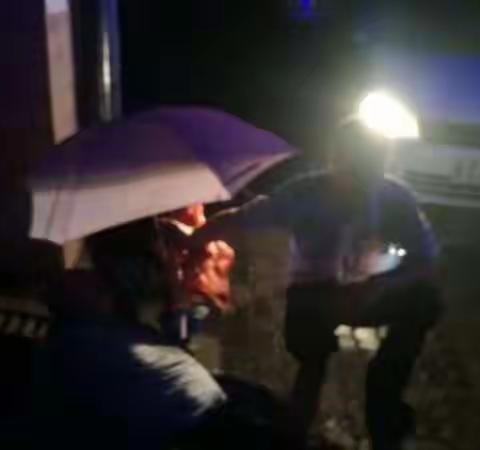 港城大街派出所救助醉酒男子获锦旗