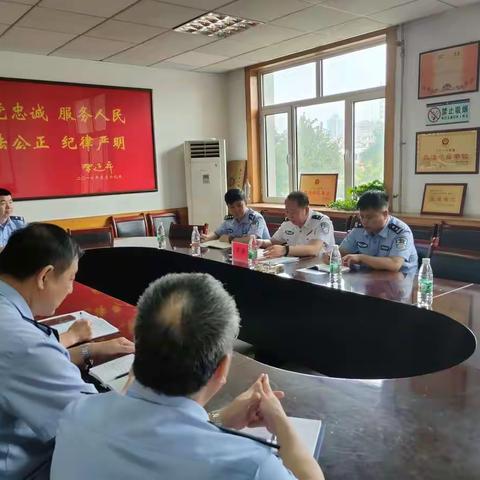 海港公安分局政治委员、党委副书记贺宝平同志到港城大街派出所给全体党员上党课