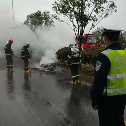 雨中巡逻遇电动车自燃，空港交巡警紧忙救助