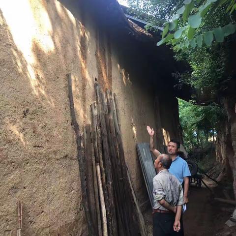 县委巡察办帮扶工作队暴雨后排查灾情