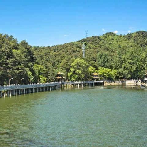 灵慧山上划小船，响水湖里爬长城