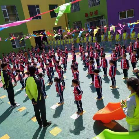 金色阳光幼儿园第二届亲子春季运动会