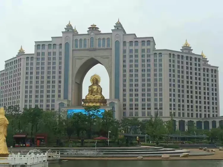 红星美凯龙,权健5星级酒店,权健足球俱乐部,权健跑马场等等!