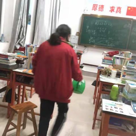 “捡起片片纸，传递深深情”高三年级组捡拾垃圾爱护校园环境