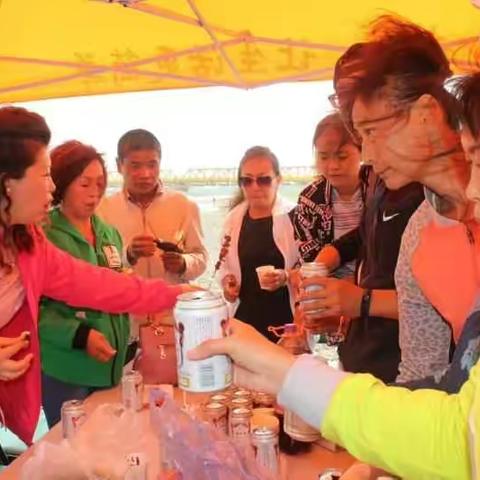 中国平安各位经理与优秀的伙伴们相聚于2017/8/22日！这里有梦想，也有欢乐！有付出有回抱！愿平安人永远开心