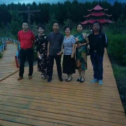 2017年7月30日，是吉祥的日子，莫怪同学们来到乌尔旗汗这美丽的小镇，参加刘长江同学宝贝女儿的婚宴！共同祝福