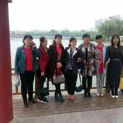 把所有的回忆留在这一刻！承载着满满的幸福！我们开心！！祝福我亲爱的同学们！