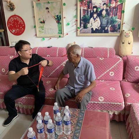 古城街道开展“七一”走访慰问老党员和困难党员活动