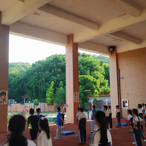 落实体育新课标 育体育心更育人
