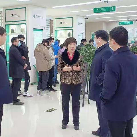 平顶山武夷山纪念币发行，群众热情高、兑换平稳有序。