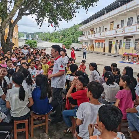 六学小学开展“关爱生命，救在身边”预防溺水，“崇尚科学，反对邪教”和“健康人生，绿色无毒”主题公益教育活动。