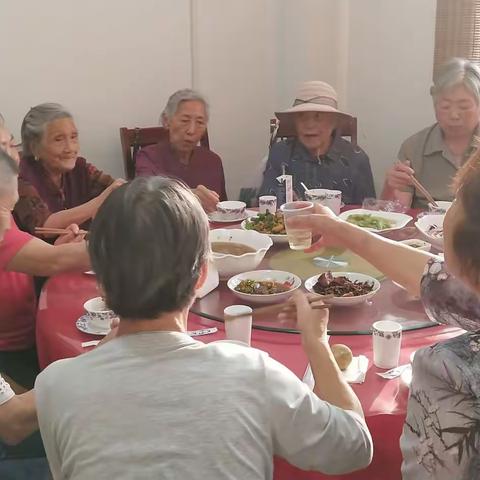 母亲永远健康长寿无疆！情浓深似四海，欢聚一家人。