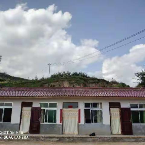 精准帮扶摘穷帽，沐浴党恩住新房