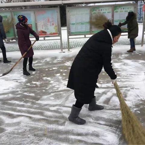 下雪路滑，出行注意安全一一滨海区实验幼儿园