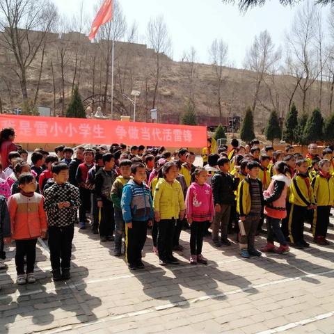 雷龙湾中心小学，学习雷锋好榜样