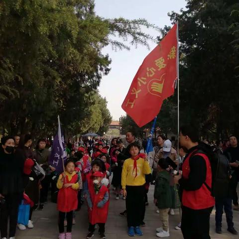 清明节，小义工到烈士陵园为革命烈士扫墓，并参观了（烈士军事陈烈馆）……（2019.4.5）