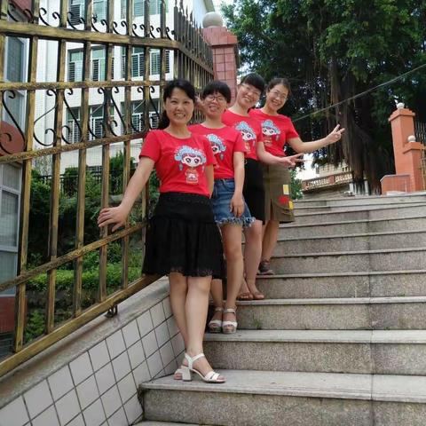 美女们，提前祝你们母亲节快乐！