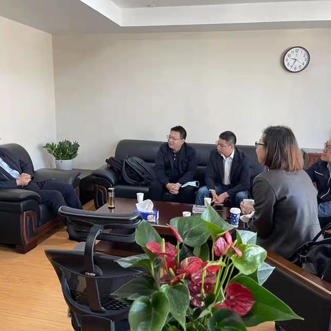 沌口支行行领导彭智娟、余雪梅一行陪同重点头部开发商拜访分行领导胡国祥