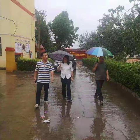 政府副市长卢燕检查指导学校防汛工作