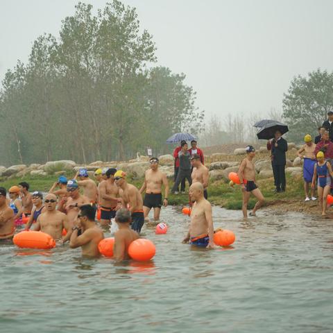 10月27日，烟雨中的滨江生态公园格外美丽，空气中泛着甜润的味道。