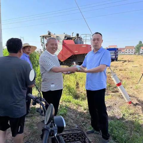 温泉街道卫生院田间地头送健康服务，助力“三夏”促生产活动