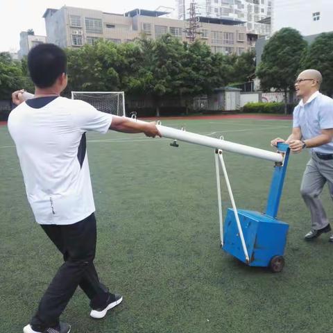 祥和男士在劳动中快乐