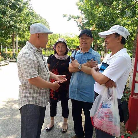 王玉霞.孔凡祥夫妻来秦皇岛与老工友相聚在植物园。