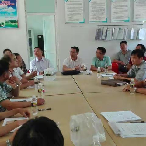县人大李庆荣副主任，镇梁昌贵主席，县工商局陈瑶局长及全局人员到巡崖村委会开展扶贫工作。