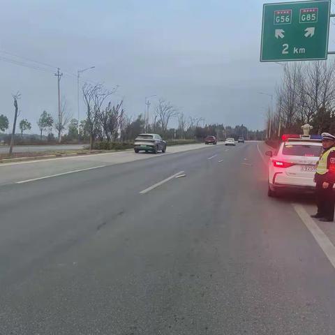 巡逻中及时清理散路物除隐患