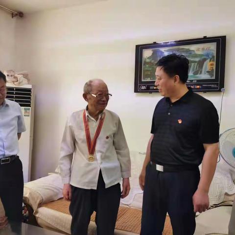 “老兵永远跟党走，把党的关爱送到老兵心中”。