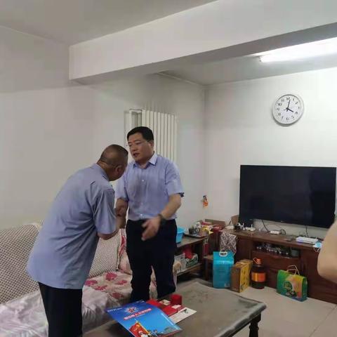 “老兵永远跟党走，把党的关爱送到老兵心中”。