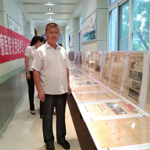 退伍老兵用报纸诉说爱国情怀