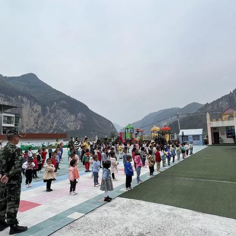 龚滩镇中心幼儿园国防军警课体验活动