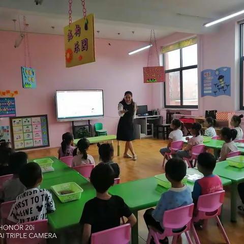 廉州学区为了提高幼儿教师素质，不断提升办园水平，于9月29日在廉州路幼儿园举行学区教师评优课比赛。