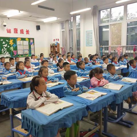 “用心做教育，用爱筑未来”鄠邑区荣华小学一年级学生王徐峤烜家长                      给老师赠送锦旗