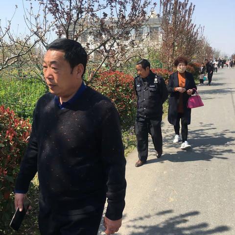 号外号外，今年张三爷又来观看梨园湾的梨花喽，富婆还是去年的富婆，就是保镖变样了^_^