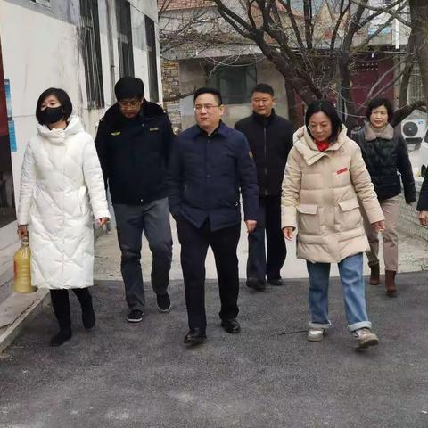 市城管局党组副书记、副局长何继文带队到南部山区高而办事处南邱村走访慰问