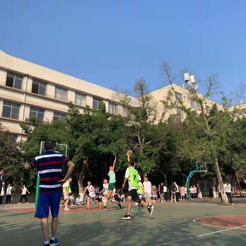 泸化中学2022年秋期体育节球类联赛开赛了