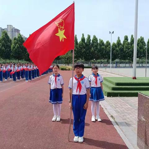 喜迎二十大 争做好队员——新乡市实验小学经开校区新队员分批入队仪式