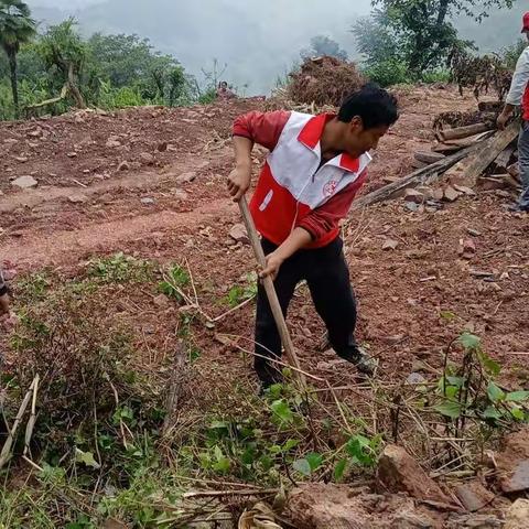 石屏村结合该月主题党日推进增减挂钩项目工作
