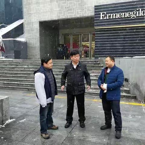碑林区全体干部不畏严寒，铲雪除冰，营造优美环境，确保群众安全出行