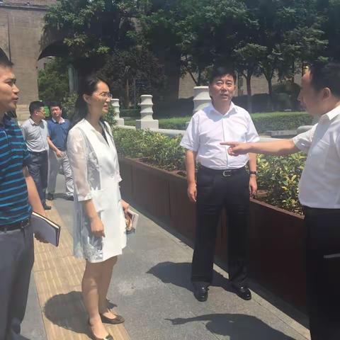 碑林区区长卢光文巡查护城河，排查“脏乱差”和“黑臭河”