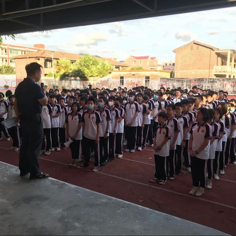 梧岗中学初二年段学生会议