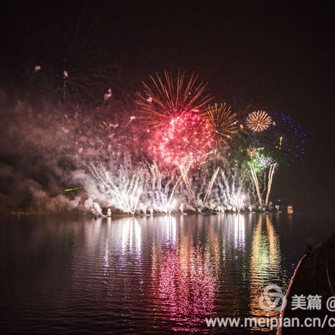 火树银花触目红 烟花盛放闹新春