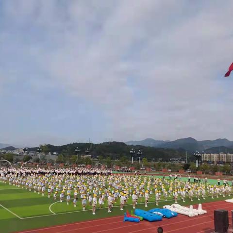 旺苍县兰天幼儿园迎国庆——“大手拉小手，小家爱国家”亲子活动——大一班