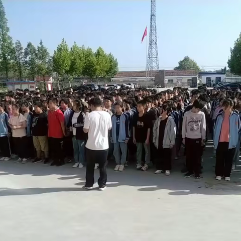 东盘中学国庆节放假前安全教育大会